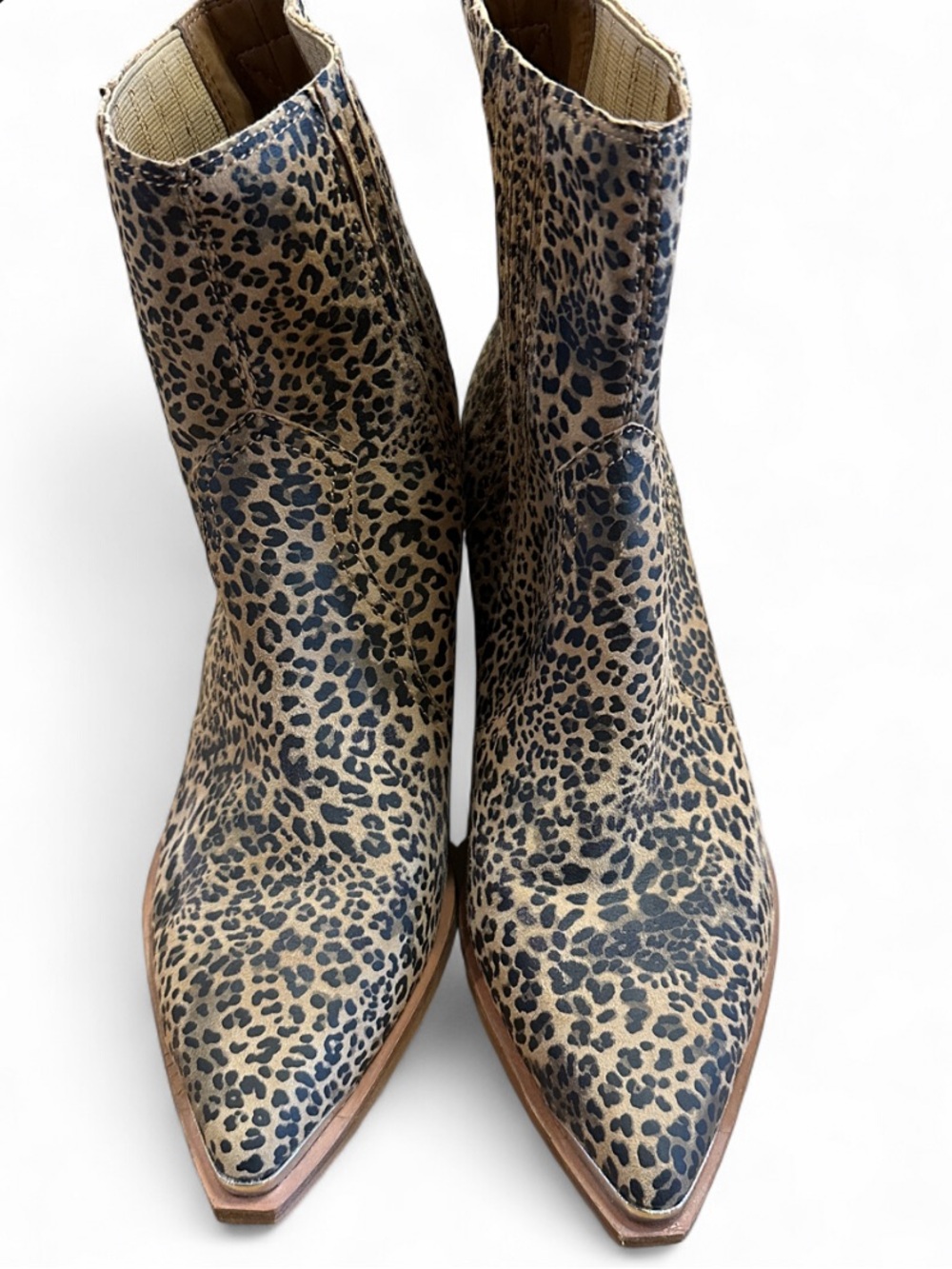 The cutest Dolce Vita leopard print ankle boots! 🐆🤎